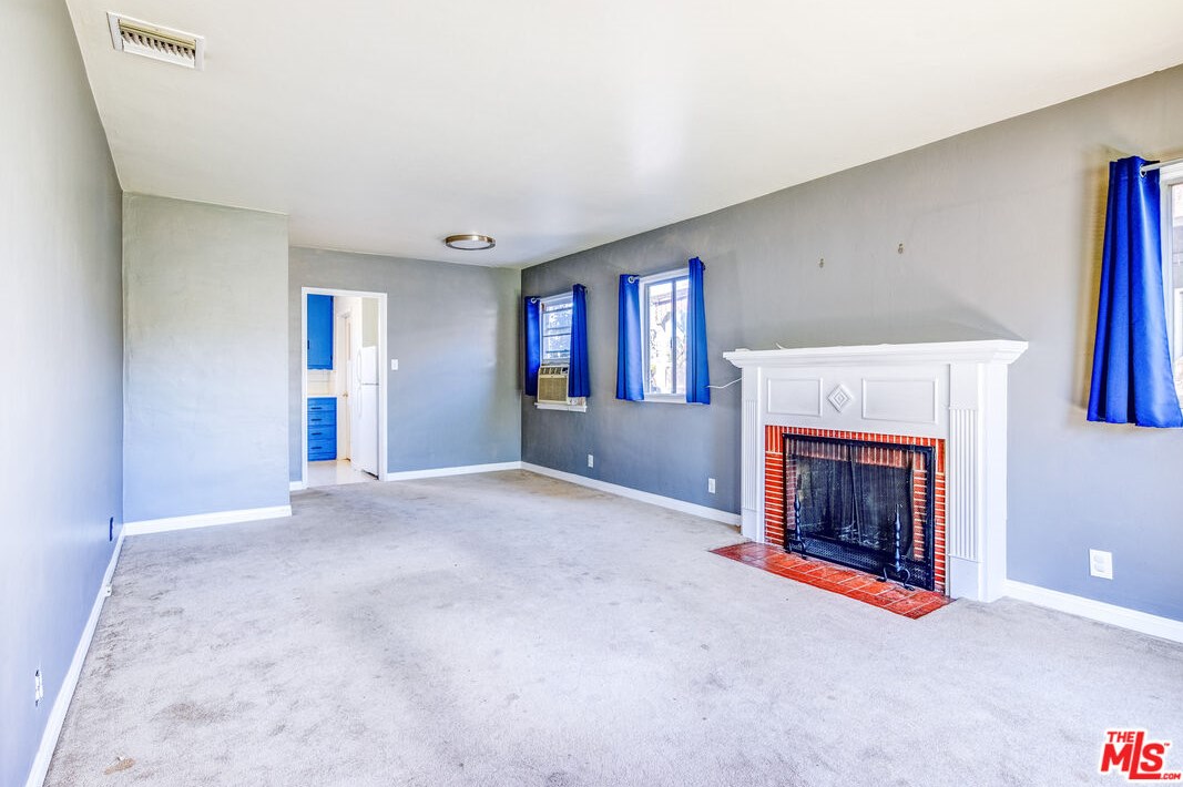 7523 Hesperia Ave, Los Angeles CA  91335-4605 exterior