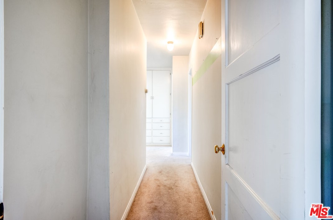 7523 Hesperia Ave, Los Angeles CA  91335-4605 exterior
