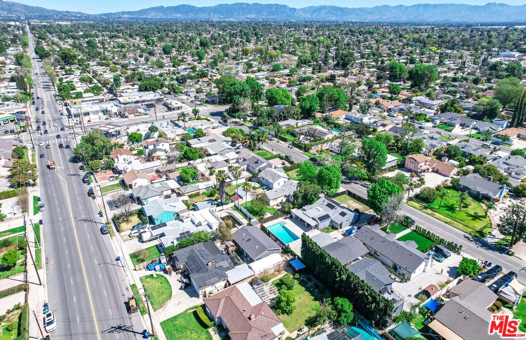 7523 Hesperia Ave, Los Angeles CA  91335-4605 exterior