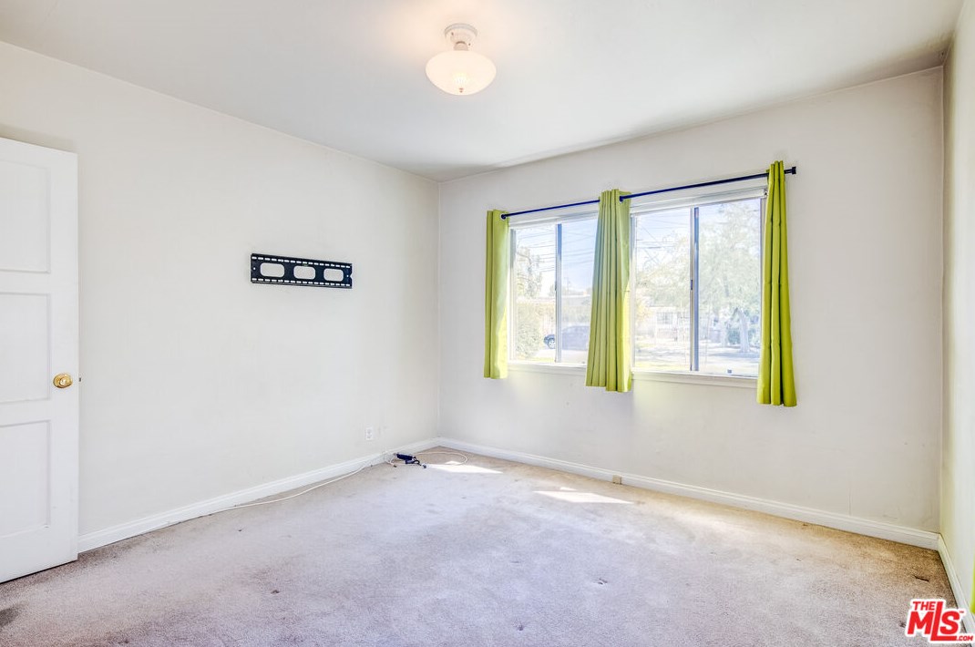 7523 Hesperia Ave, Los Angeles CA  91335-4605 exterior