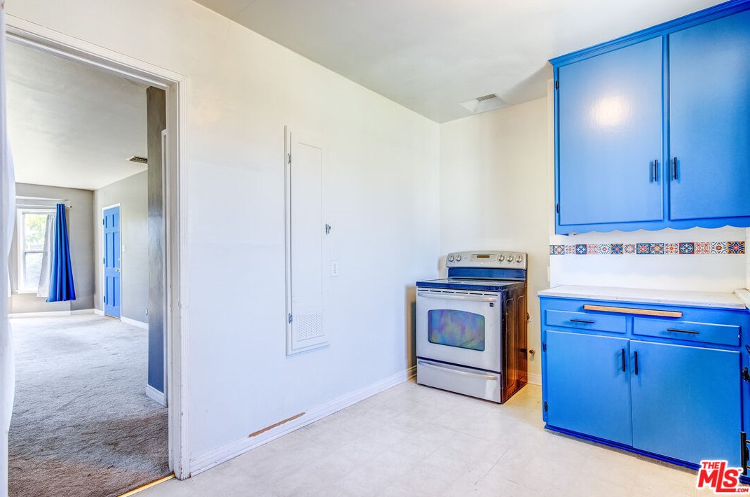 7523 Hesperia Ave, Los Angeles CA  91335-4605 exterior