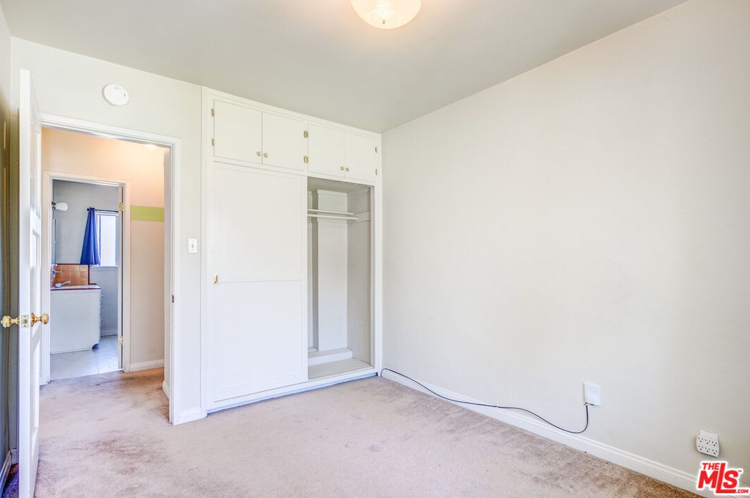 7523 Hesperia Ave, Los Angeles CA  91335-4605 exterior