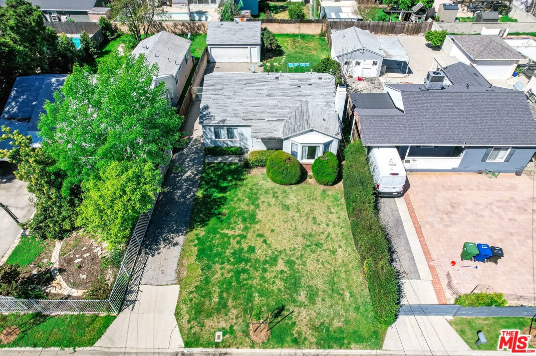 7523 Hesperia Ave, Los Angeles CA  91335-3242 exterior