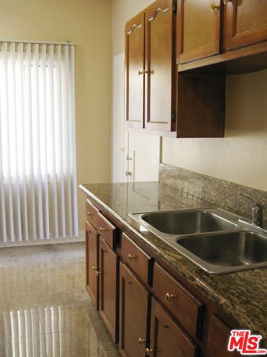 3915 Walton Ave, Los Angeles CA  90037-1517 exterior