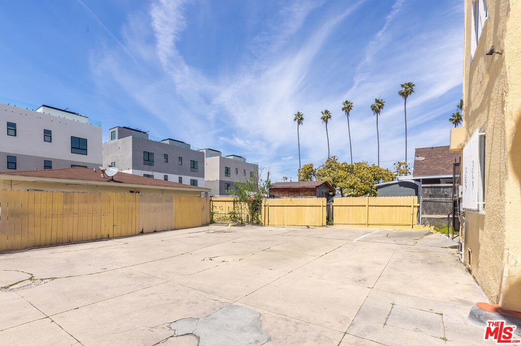 3915 Walton Ave, Los Angeles CA  90037-1517 exterior