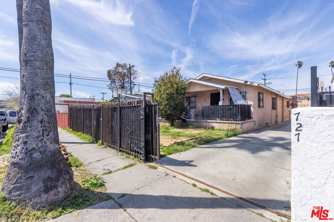 725 83rd St, Los Angeles CA  90044-5811 exterior