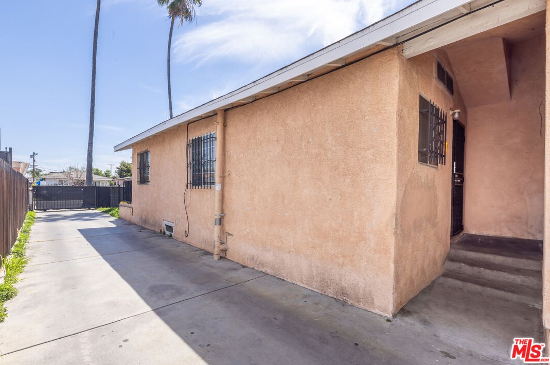 725 83rd St, Los Angeles CA  90003-2909 exterior