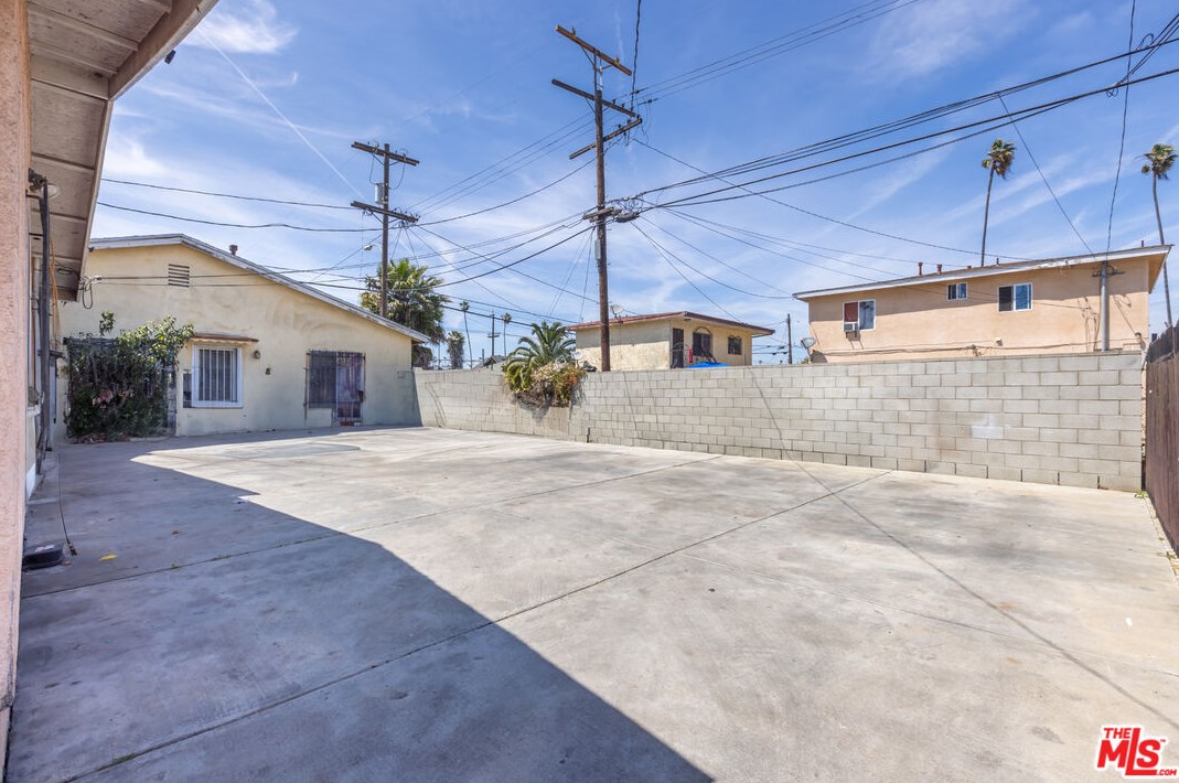 725 83rd St, Los Angeles CA  90003-2909 exterior