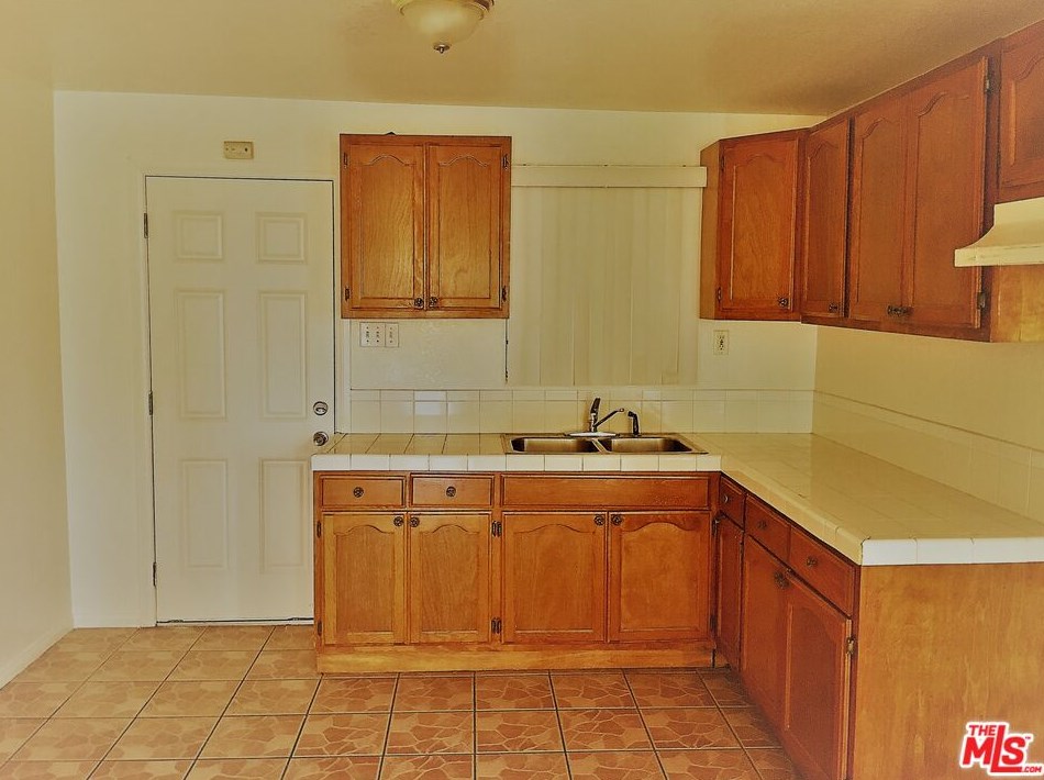 725 83rd St, Los Angeles CA  90003-2909 exterior