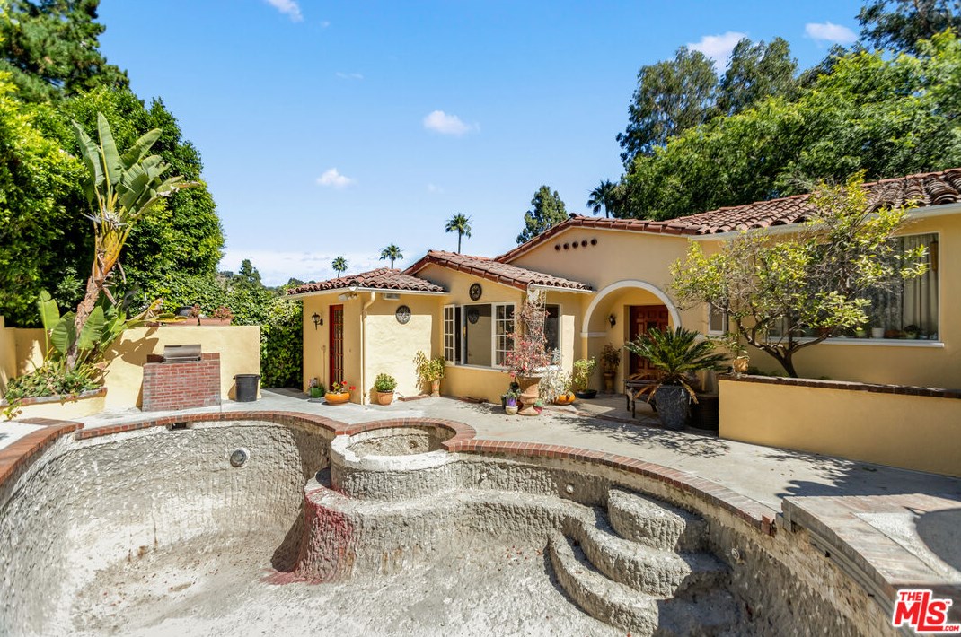 1437 Mountain St, Glendale CA  91207-1259 exterior