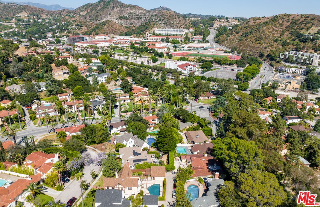 1437 Mountain St, Glendale CA  91207-1259 exterior