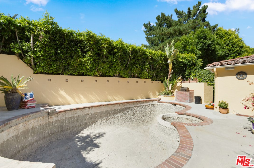 1437 Mountain St, Glendale CA  91207-1259 exterior