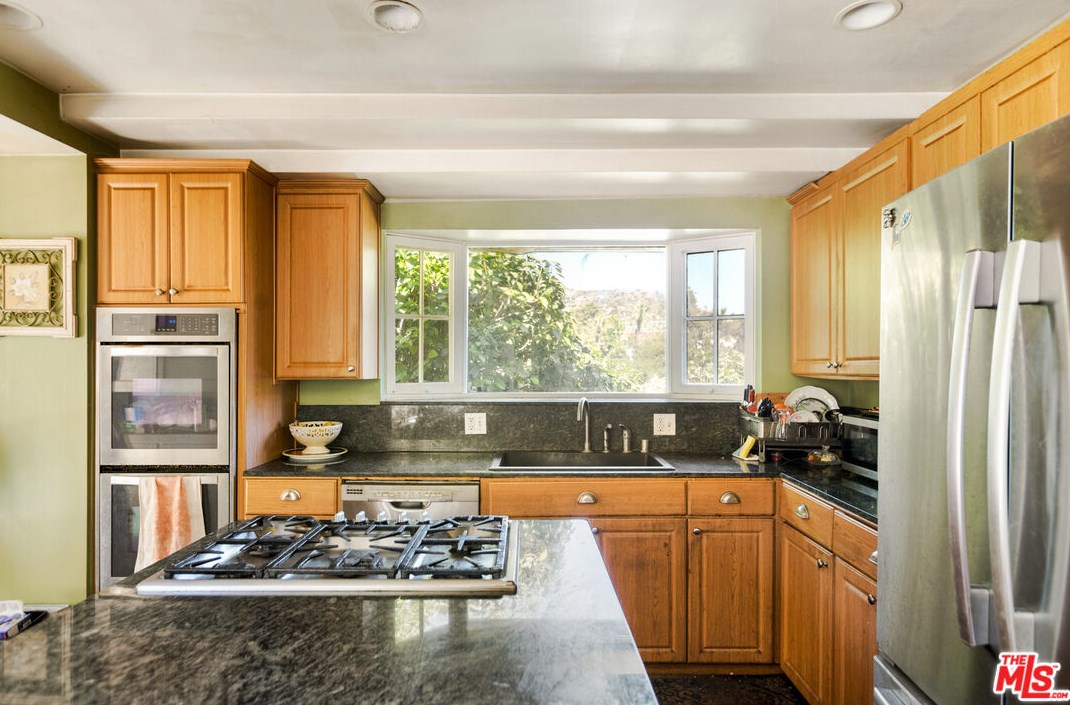 1437 Mountain St, Glendale CA  91207-1259 exterior