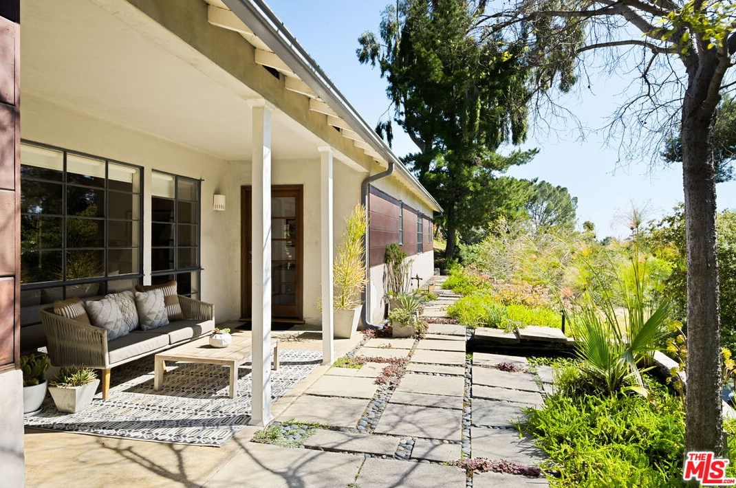 1035 Alcalde Dr, Glendale CA  91207-1125 exterior