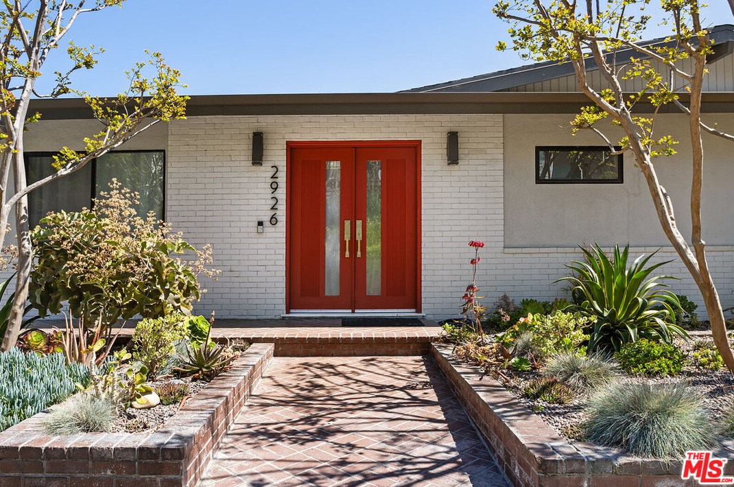 2926 Graceland Way, Glendale CA  91206-1331 exterior