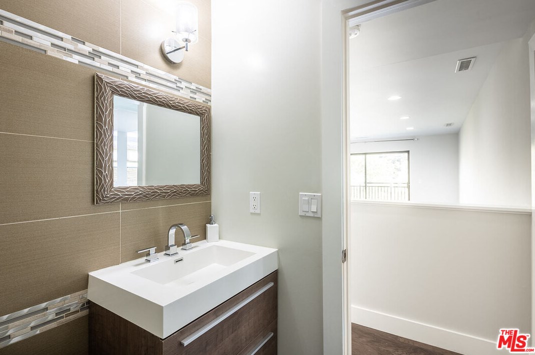 2926 Graceland Way, Glendale CA  91206-1331 exterior