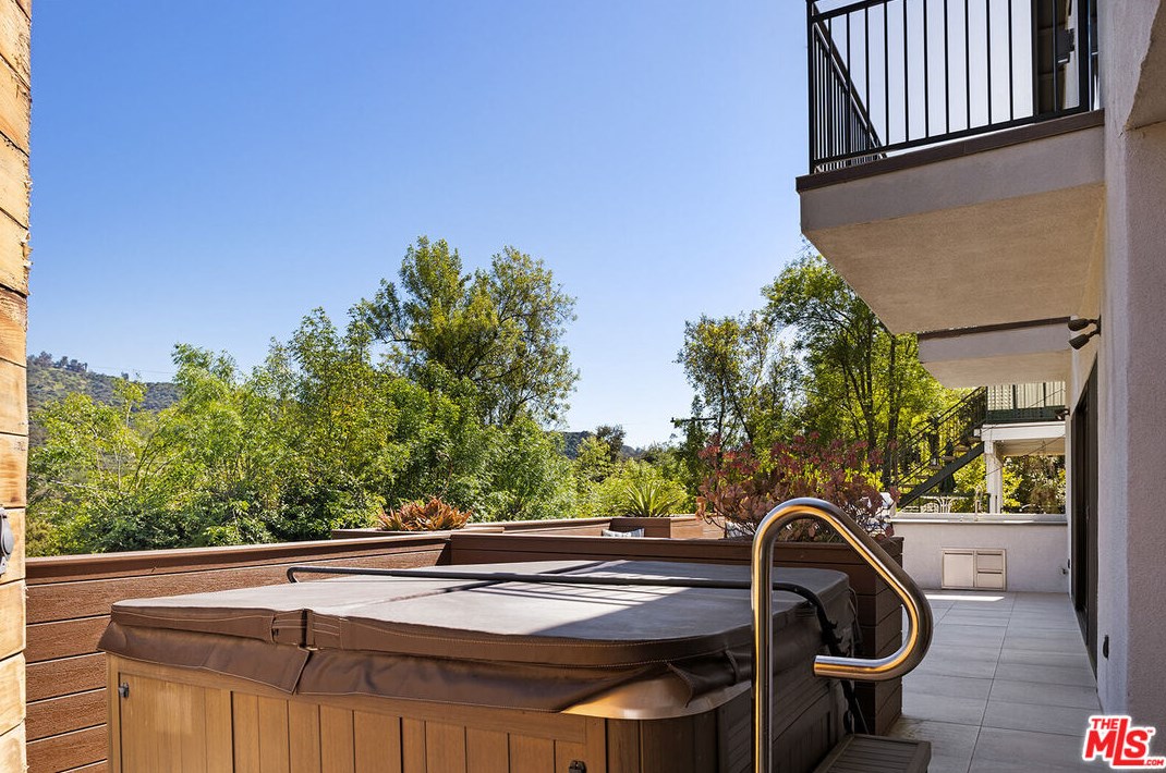 2926 Graceland Way, Glendale CA  91206-1331 exterior