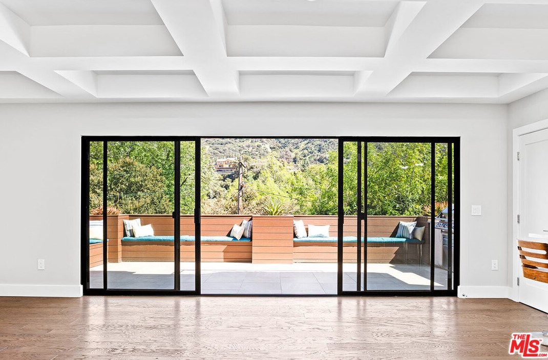 2926 Graceland Way, Glendale CA  91206-1331 exterior