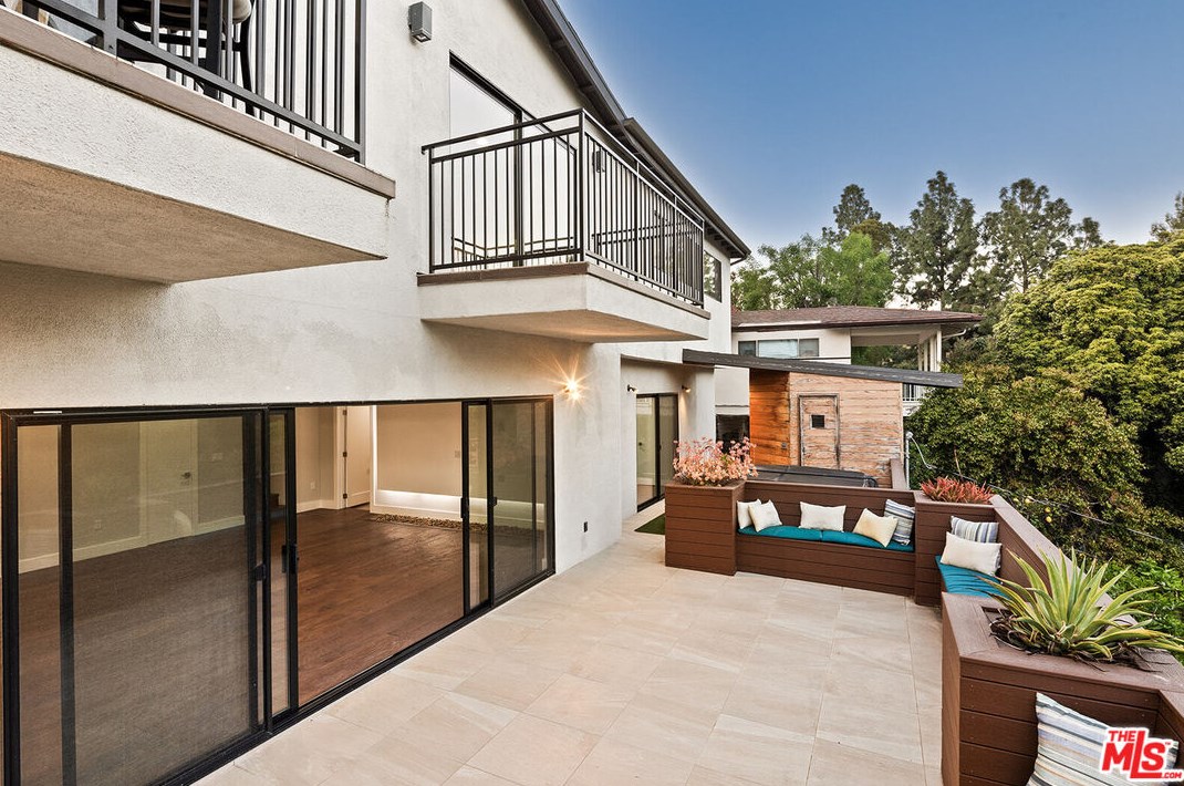 2926 Graceland Way, Glendale CA  91206-1331 exterior