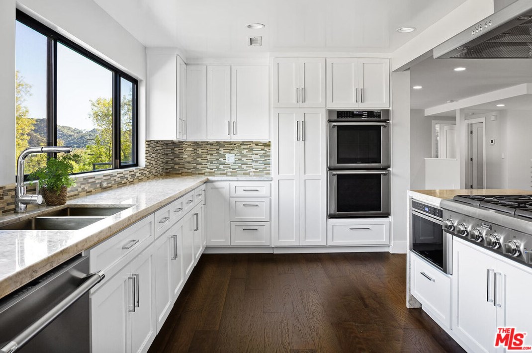 2926 Graceland Way, Glendale CA  91206-1331 exterior