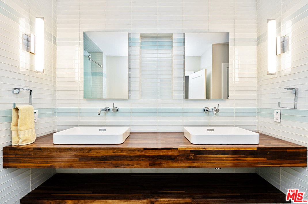 2926 Graceland Way, Glendale CA  91206-1331 exterior