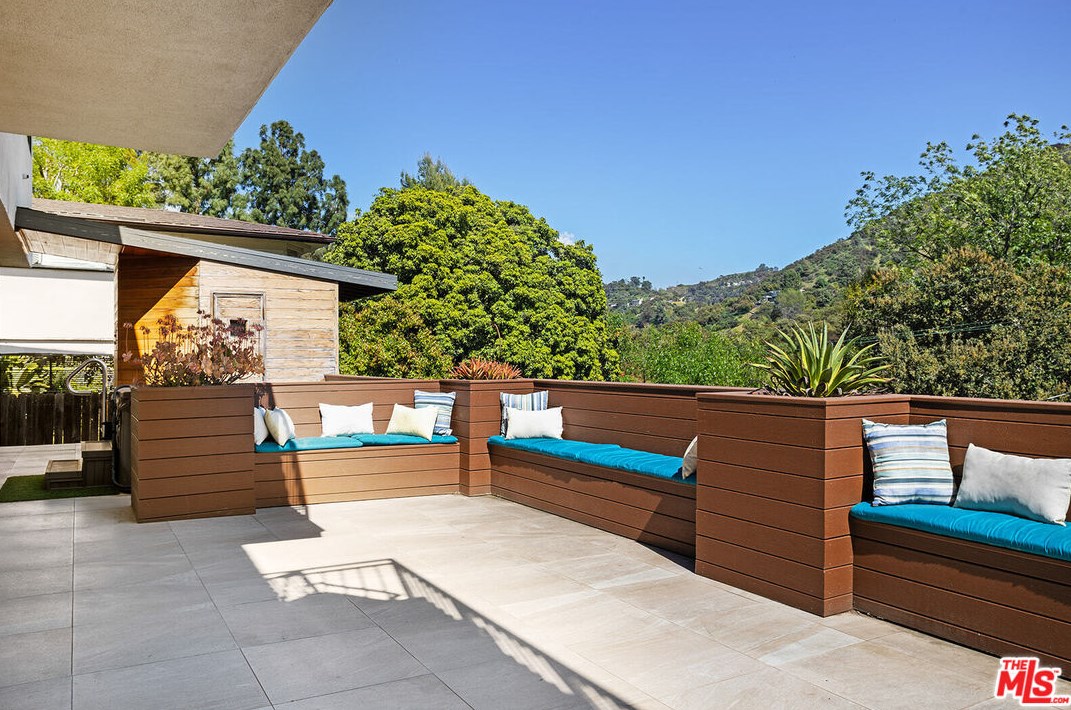 2926 Graceland Way, Glendale CA  91206-1331 exterior