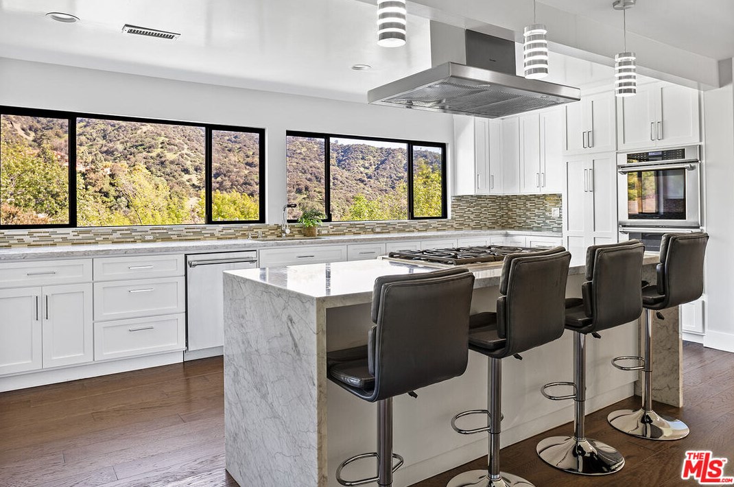 2926 Graceland Way, Glendale CA  91206-1331 exterior