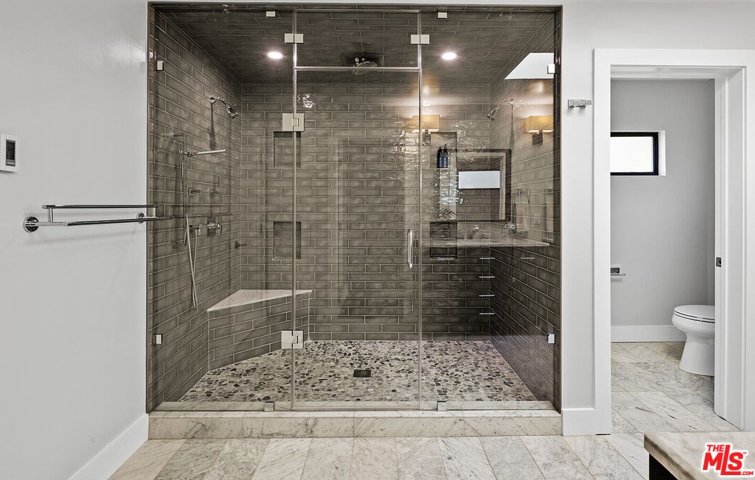 2926 Graceland Way, Glendale CA  91206-1331 exterior