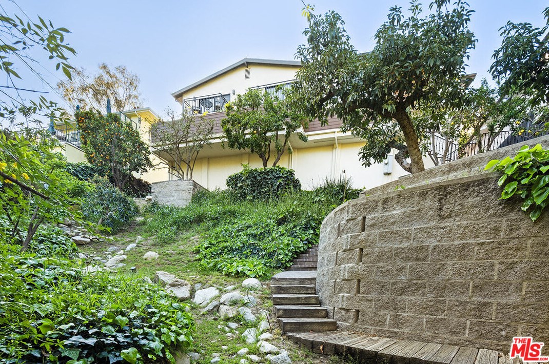 2926 Graceland Way, Glendale CA  91206-1331 exterior