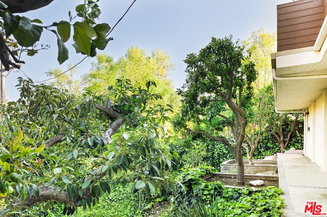 2926 Graceland Way, Glendale CA  91206-1331 exterior