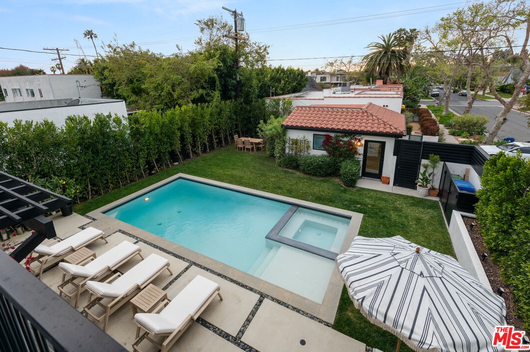 547 Gardner St, Los Angeles CA  90036-5710 exterior