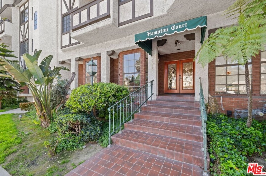 17914 Magnolia Blvd, Van Nuys CA  91316-3306 exterior