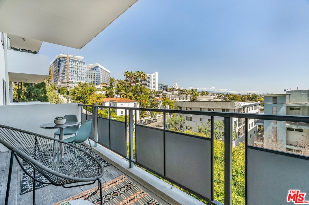 1155 La Cienega Blvd, Los Angeles CA  90035-2518 exterior