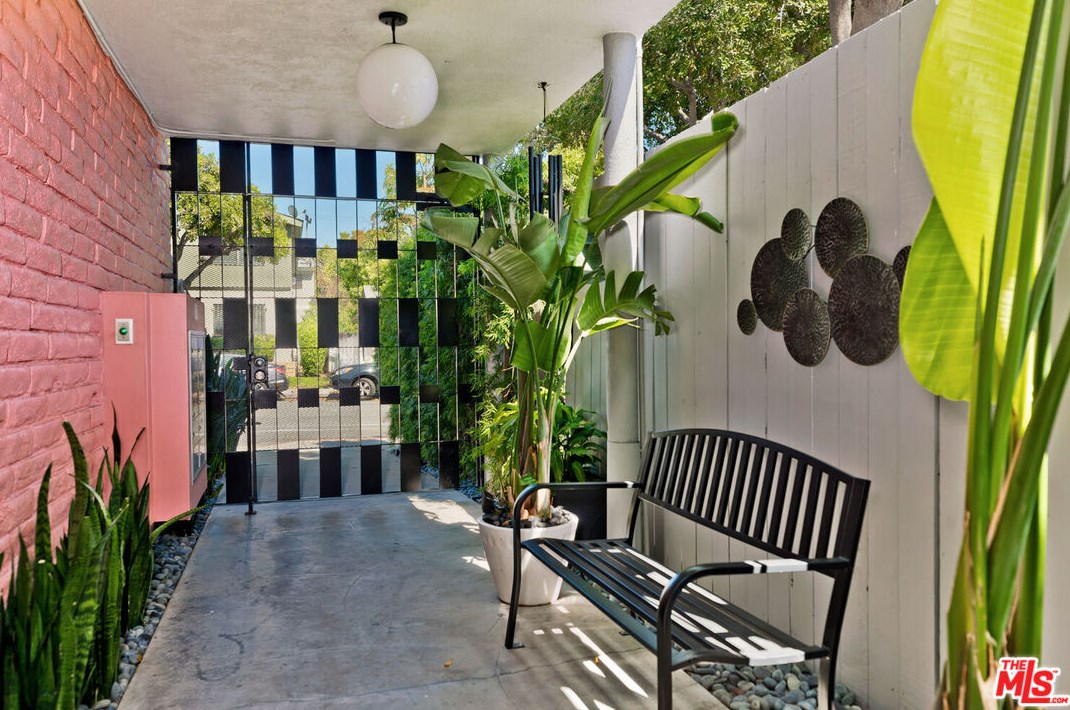 1035 Sierra Bonita Ave, Los Angeles CA  90019-2572 exterior
