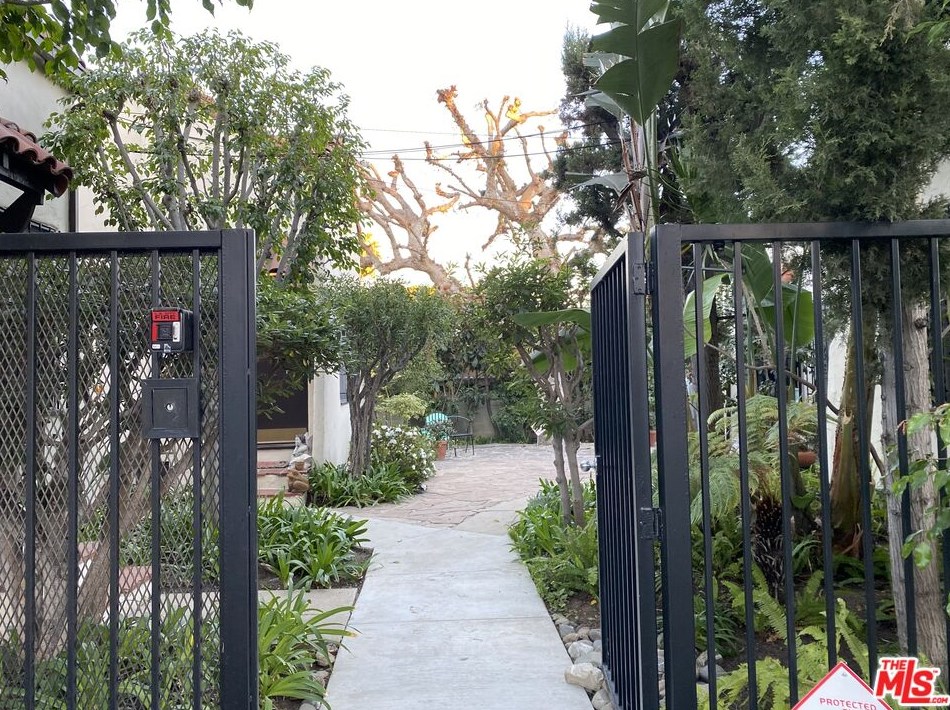 1574 Glenville Dr, Los Angeles CA  90035-3108 exterior