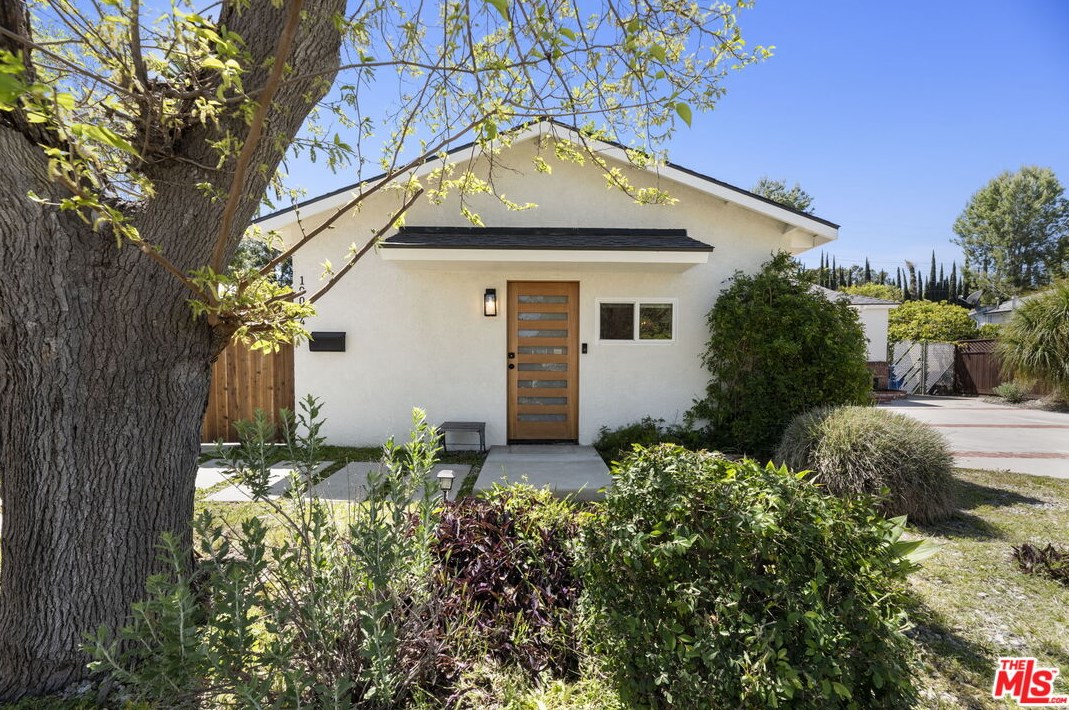 19016 Bessemer St, Los Angeles CA  91335-6718 exterior