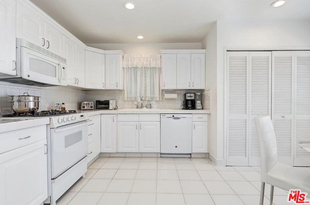 216 La Peer Dr, Beverly Hills CA  90211-1612 exterior