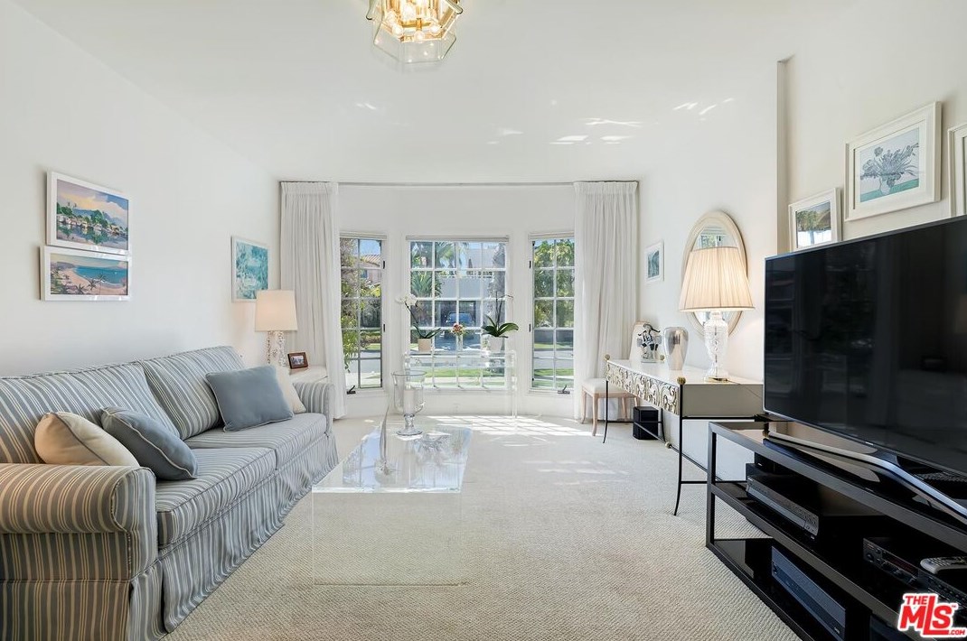 216 La Peer Dr, Beverly Hills CA  90211-1612 exterior