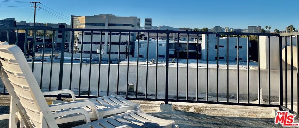 2237 Bentley Ave, Los Angeles CA  90064-1914 exterior