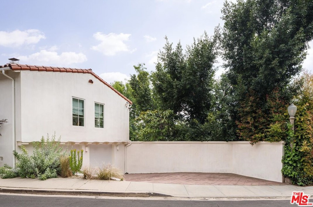 3656 Lowry Rd, Los Angeles CA  90027-1436 exterior