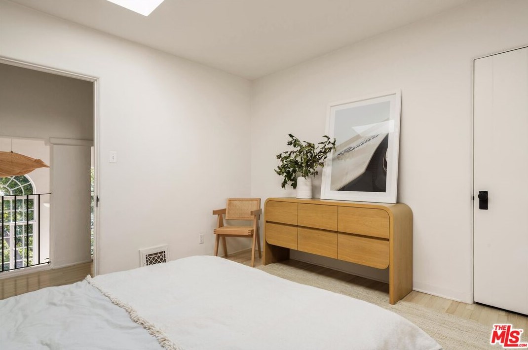 3656 Lowry Rd, Los Angeles CA  90027-1436 exterior