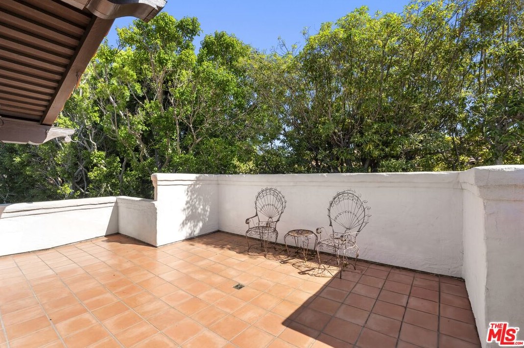 624 Arden Dr, Beverly Hills CA  90210-3511 exterior