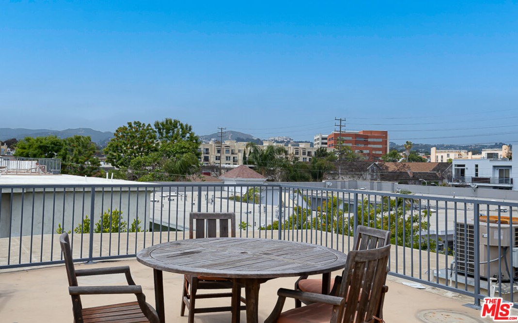 11923 Darlington Ave, Los Angeles CA  90049-5669 exterior
