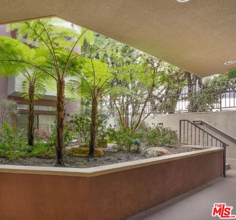 10275 Missouri Ave, Los Angeles CA  90025-5578 exterior
