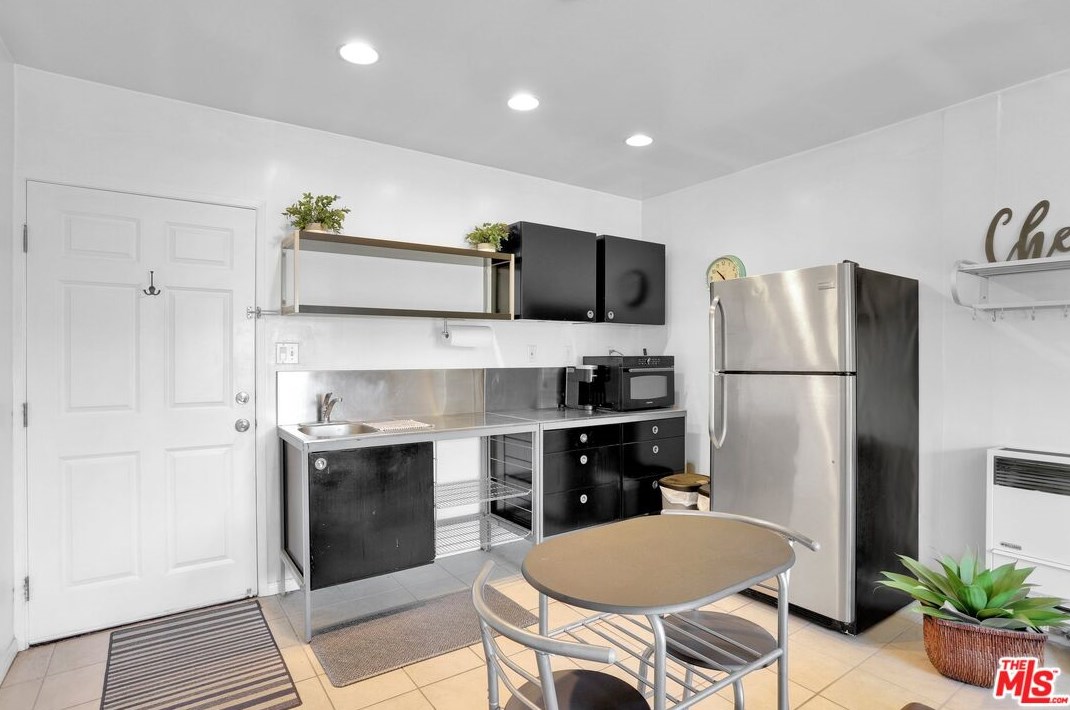 8320 Bleriot Ave, Los Angeles CA  90045-3025 exterior