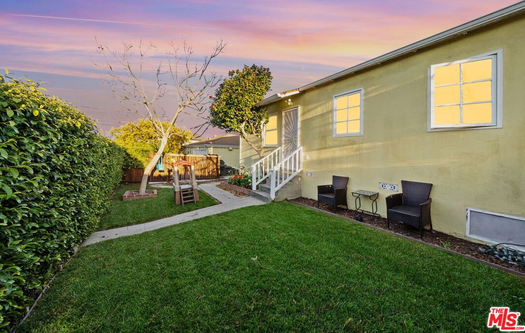 8320 Bleriot Ave, Los Angeles CA  90045-3025 exterior