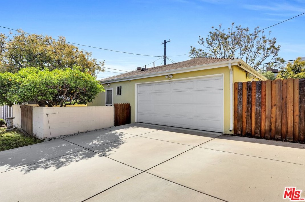 8320 Bleriot Ave, Los Angeles CA  90045-3025 exterior