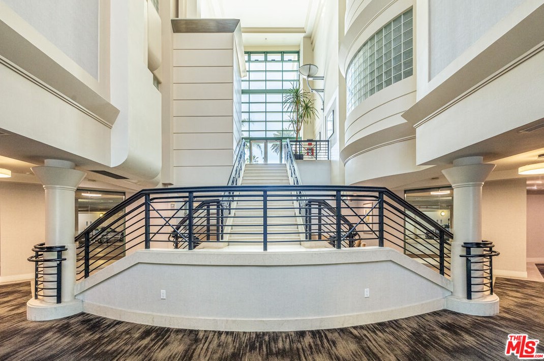 951 Ocean Ave, Santa Monica CA  90403-2458 exterior