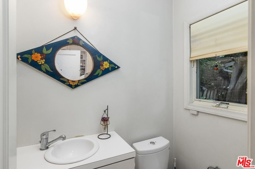 2430 Rinconia Dr, Los Angeles CA  90068-2222 exterior