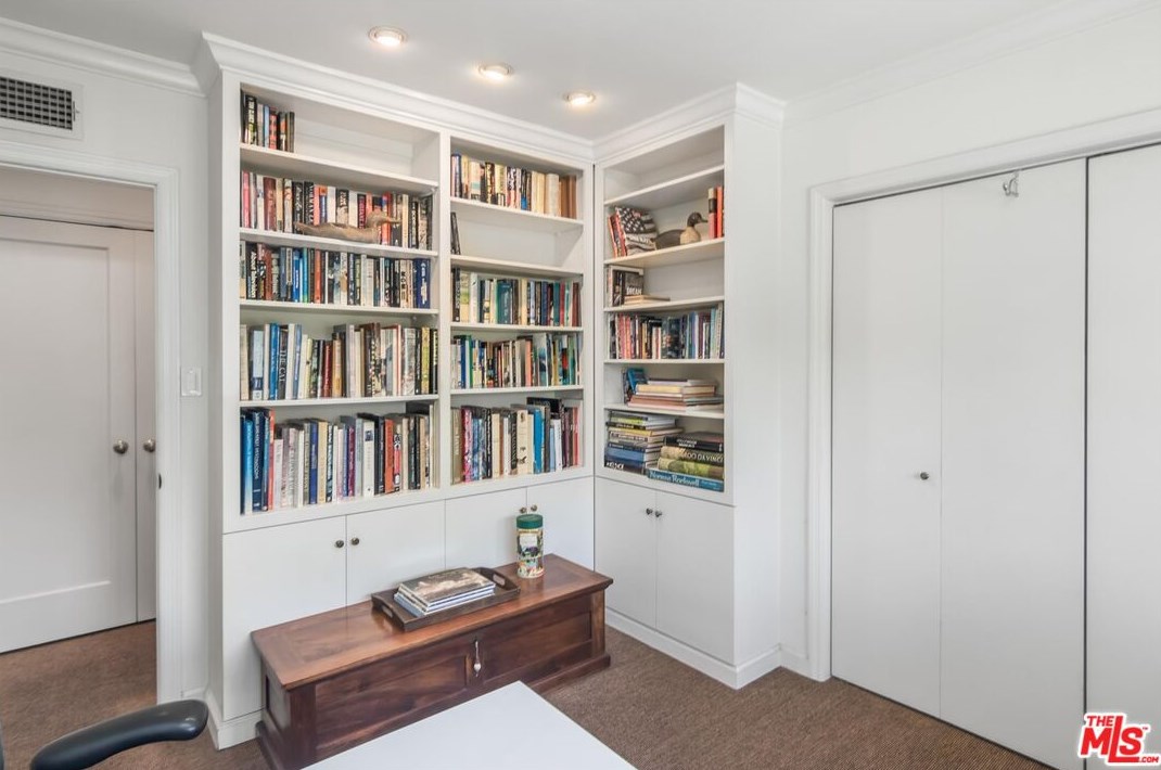 2430 Rinconia Dr, Los Angeles CA  90068-2222 exterior